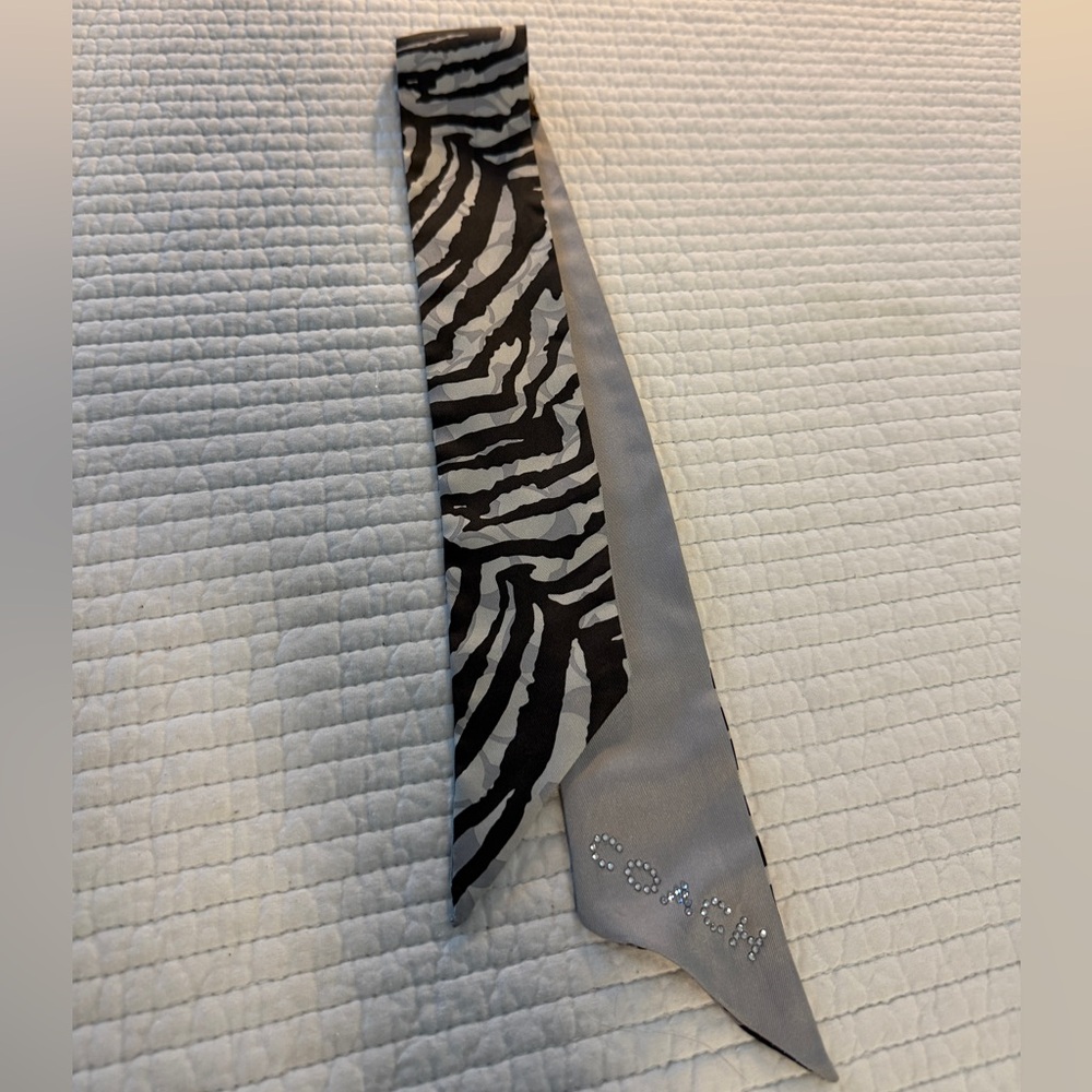 Coach Silk Twilly Skinny Scarf animal
Print sequin silver grey